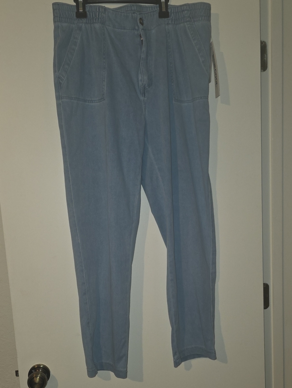 32 Cool Light Blue Straight-Leg Women’s Jeans - Comfort Stretch. 28 Inch Inseam